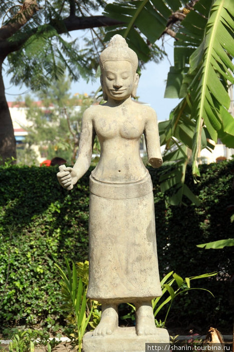 Скульптура во дворе Национального музея Пномпень, Камбоджа