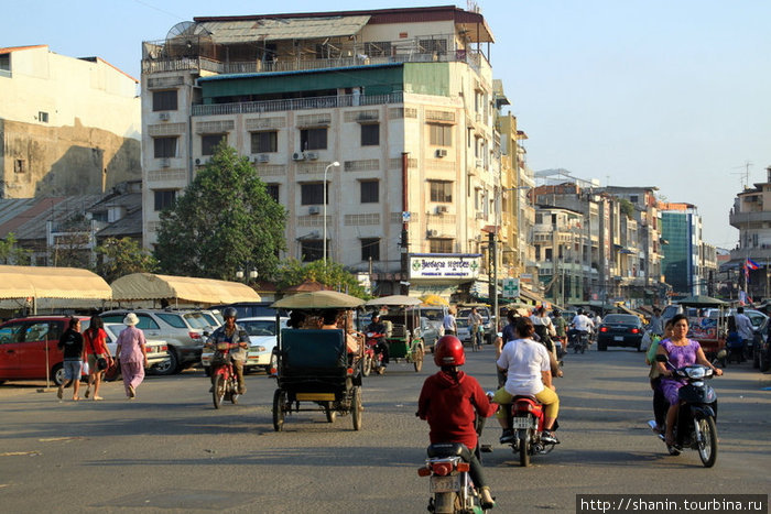 На центральной улице Пномпеня