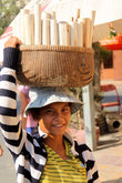 Торговка сладким рисом в бамбуковом стебле