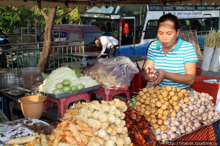 Торговка на улице Пномпень, Камбоджа