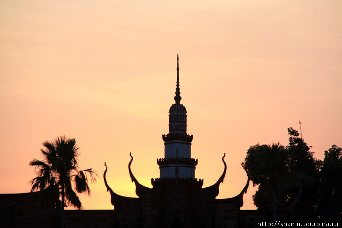 Закат над Королевским дворцом в Пномпене