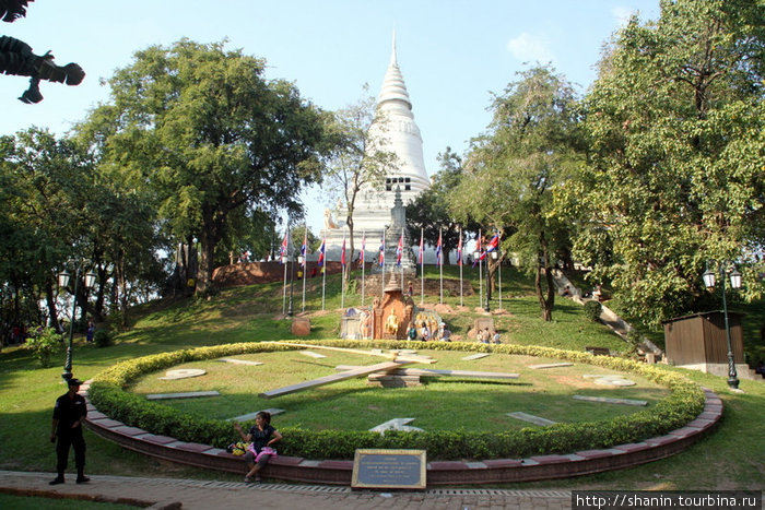 Часы перед храмом Пном Пномпень, Камбоджа