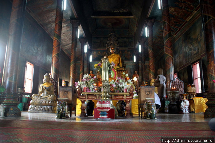 В храме Пном Пномпень, Камбоджа