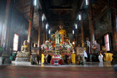В храме Пном
