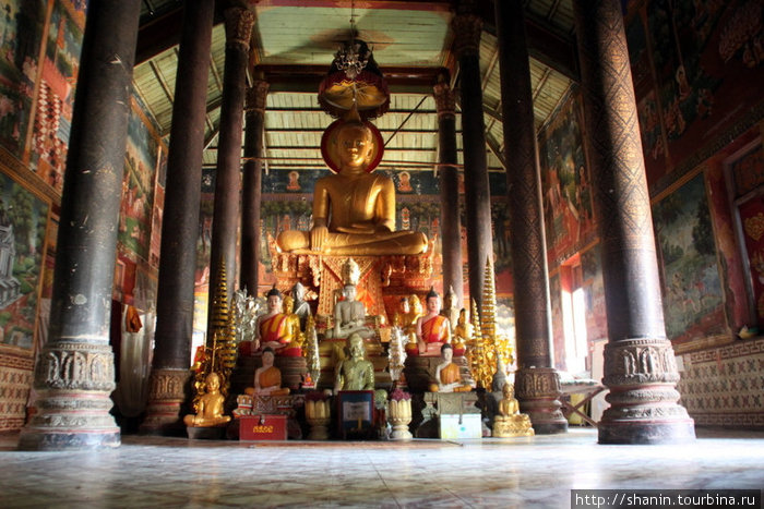 В буддистском храме Пномпень, Камбоджа