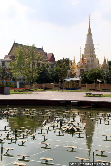 Фонтан перед храмом Пномпень, Камбоджа