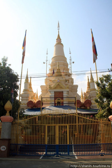 Храм за закрытыми воротами Пномпень, Камбоджа