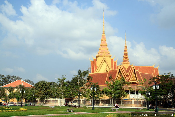 Шпили буддистского храма Пномпень, Камбоджа
