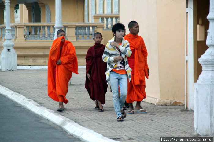 Монахи на улице