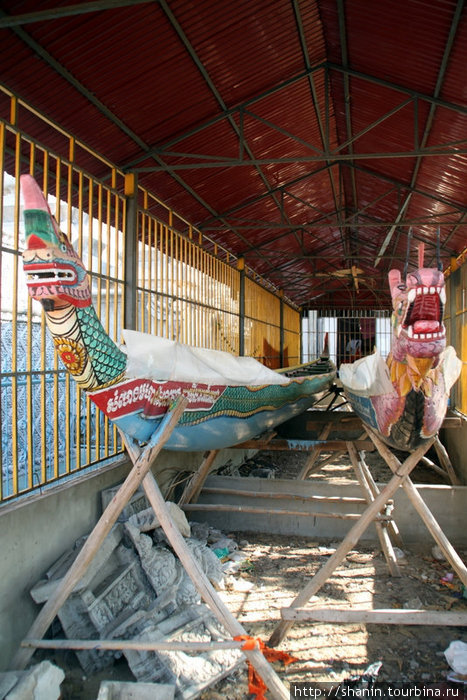 Две лодки в буддистском монастыре Пномпень, Камбоджа