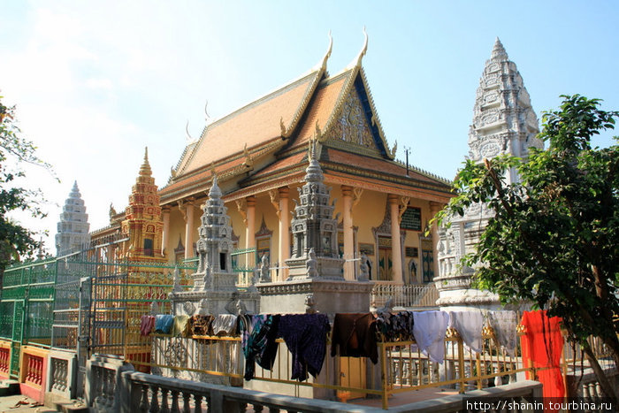 На территории буддистского монастыря Пномпень, Камбоджа