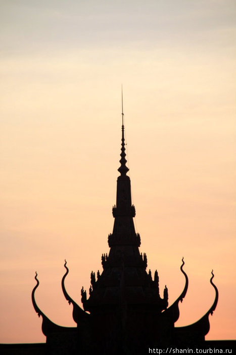Шпиль храма на закате Пномпень, Камбоджа