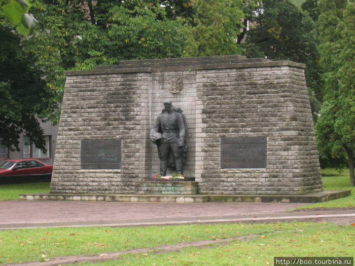 а это уже история. памятник советским воинам до его переноса. стоял и никому не мешал. Таллин, Эстония