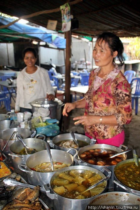 Продавщица предлагает несколько блюд на выбор. Достаточно ткнуть пальцем и на пальцах выяснить цену. А вот из чего сделали то или иное блюдо узнать уже сложнее — только по вкусу! Камбоджа