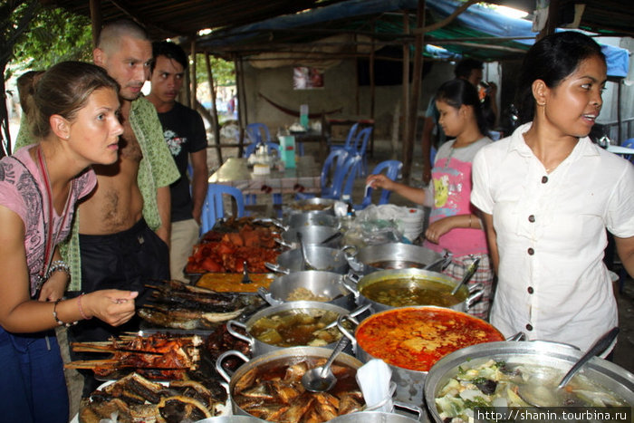 Уличная кухня — весь товар на витрине Камбоджа