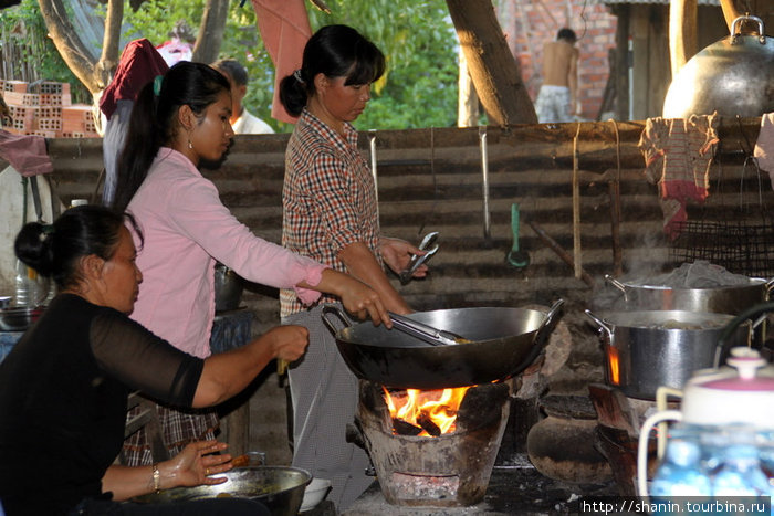 Готовят пищу прямо на улице под навесом. Любой может видеть всю процедуру приготовления и оценить уровень санитарии Камбоджа