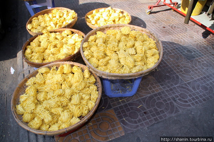 Яичная лапша сушится на улице Камбоджа