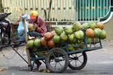 Торговец кокосами в ожидании клиентов