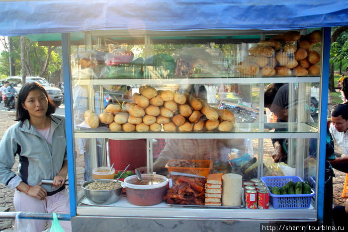 Киоск с лапшой и бутербродами Камбоджа