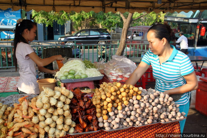 Шашлычки бывают из разных сортов мяса и мясных шариков Камбоджа