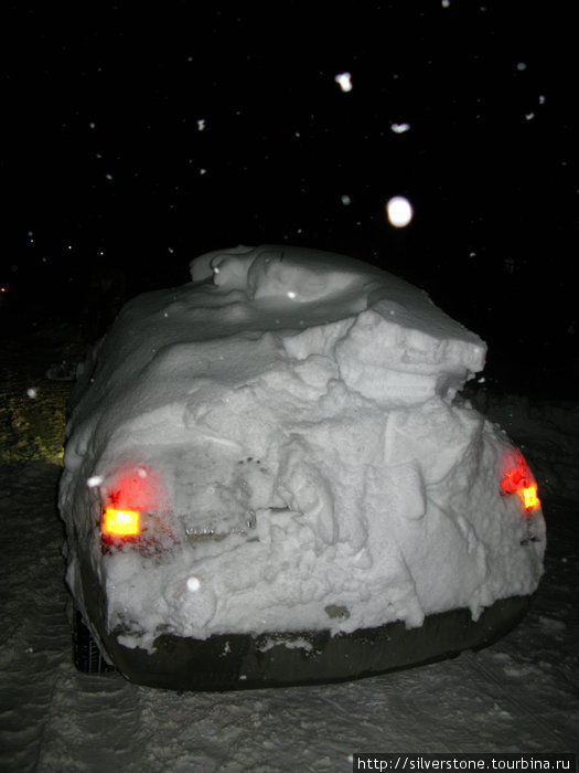 Были машины и с более большим объёмом снега на крышах. Были вообще засыпанные настолько, что было невозможно отличить её от кочки Кабардино-Балкария, Россия