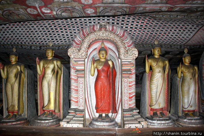 Стоящие Будды Дамбулла, Шри-Ланка