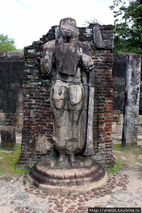 Полуразрушенный Будда Полоннарува, Шри-Ланка