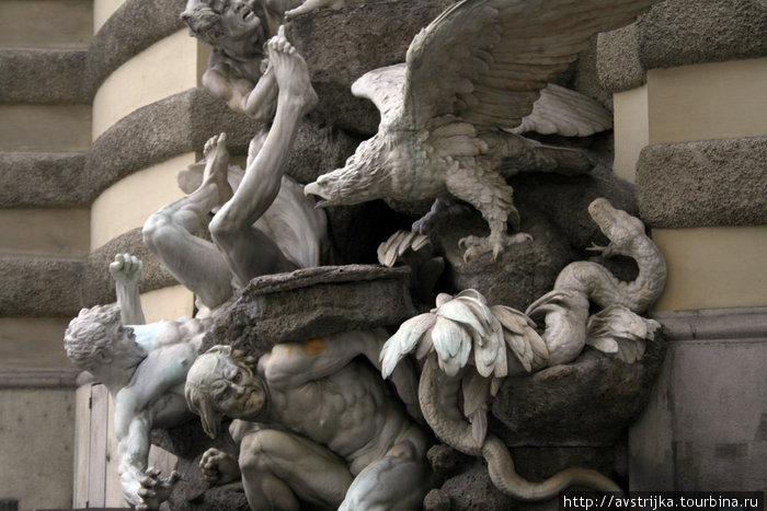 скульптурная композиция на одном из зданий Вена, Австрия