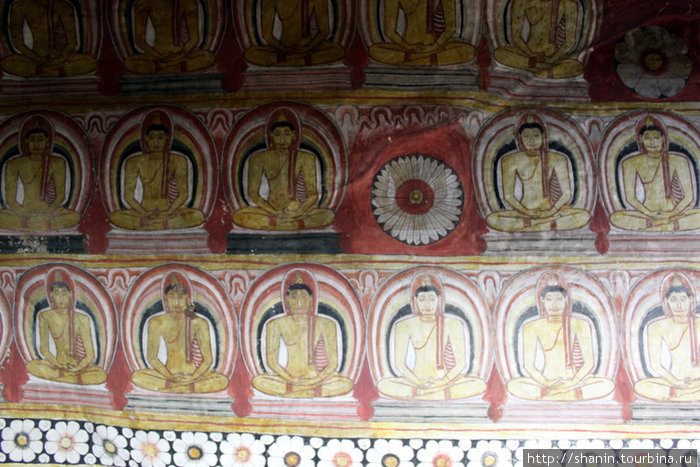 Ряды Будд на стене пещеры Дамбулла, Шри-Ланка