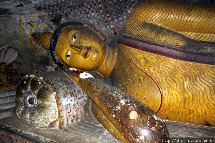 Лежащий Будда Дамбулла, Шри-Ланка