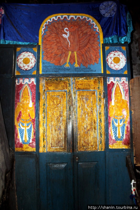 Деревянная дверь в пещере Дамбулла, Шри-Ланка