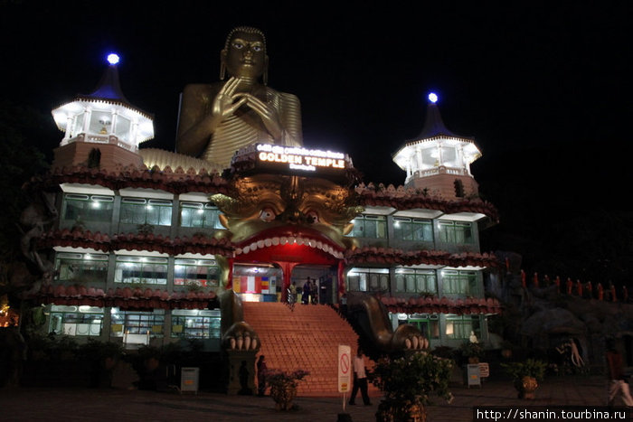 Музей и золотой Будда ночью Дамбулла, Шри-Ланка
