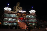 Музей и золотой Будда ночью