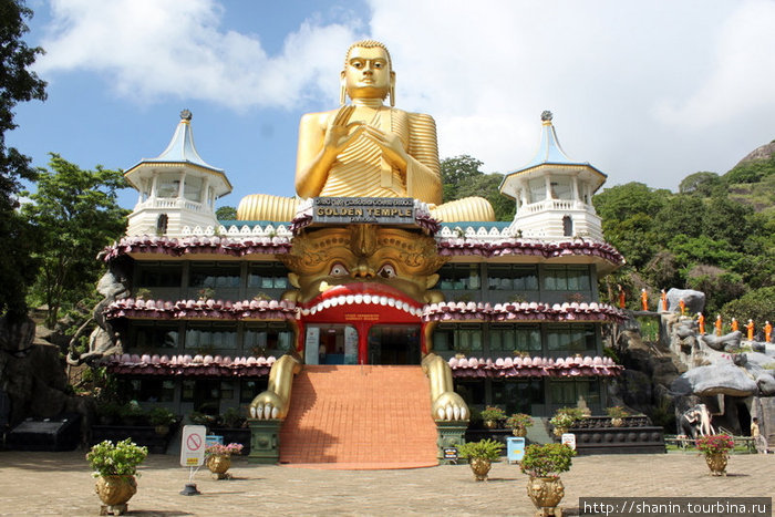 Музей и золотой сидящий Будда Дамбулла, Шри-Ланка