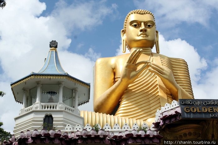Золотой Будда на крыше музея Дамбулла, Шри-Ланка