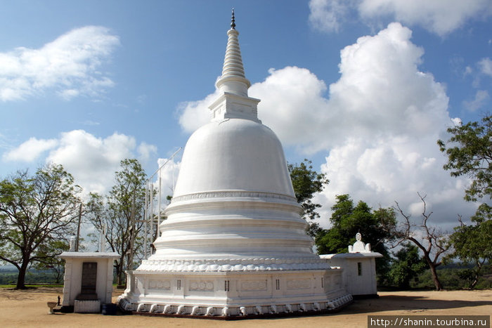Элегантная белая ступа Баттикалоа, Шри-Ланка