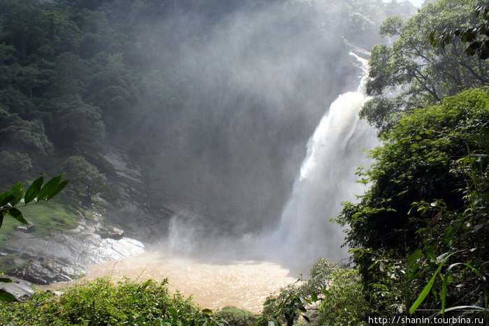 Водопад Духинда сбоку Бадулла, Шри-Ланка