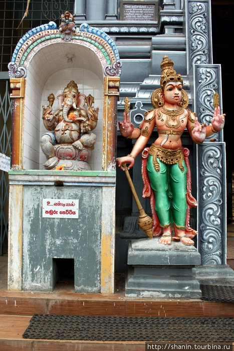 У входа в индуистский храм напротив автовокзала в Бадулле Бадулла, Шри-Ланка