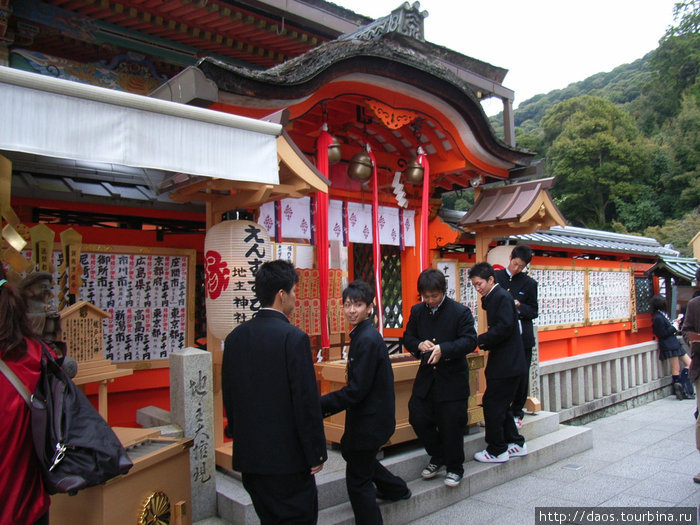 Школьнии в дзисю-дзиндзя в Киото Япония