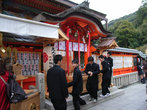 Школьнии в дзисю-дзиндзя в Киото