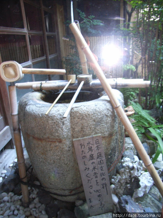 Суйкункуцу — музыкальный инструмент поющих капель воды Исэ, Япония
