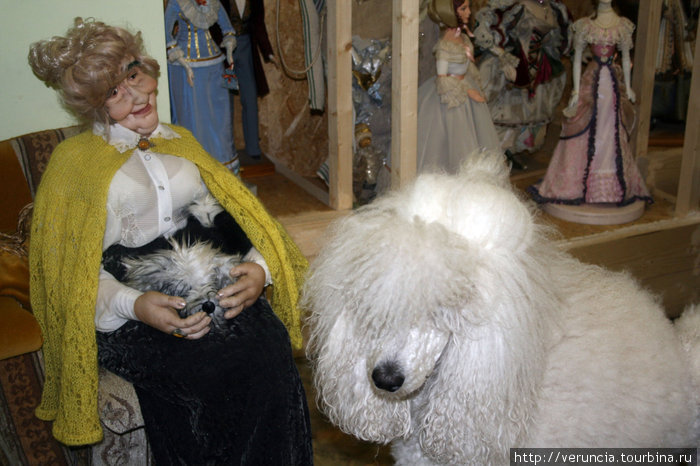 При входе в музей встречает очень домашняя бабушка с собачкой на руках. И живой Артемон, расположившийся у ее ног. Санкт-Петербург, Россия