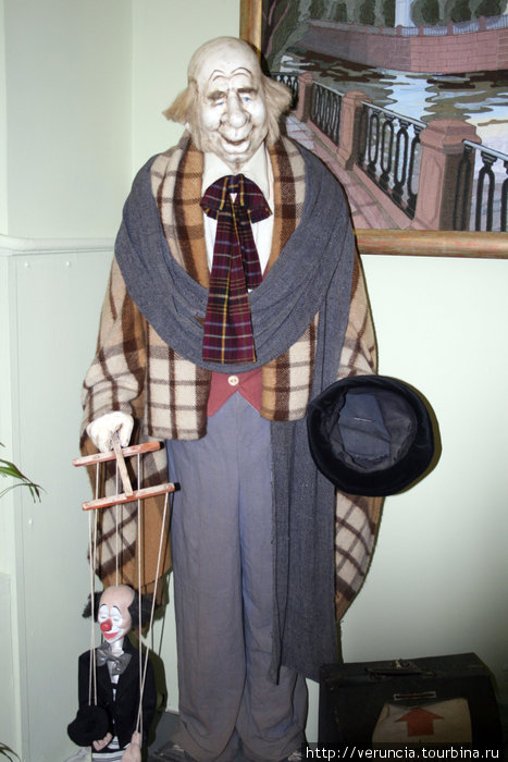 Приветливо улыбается старый кукольник, приглашающий гостей в Аванзал. Санкт-Петербург, Россия