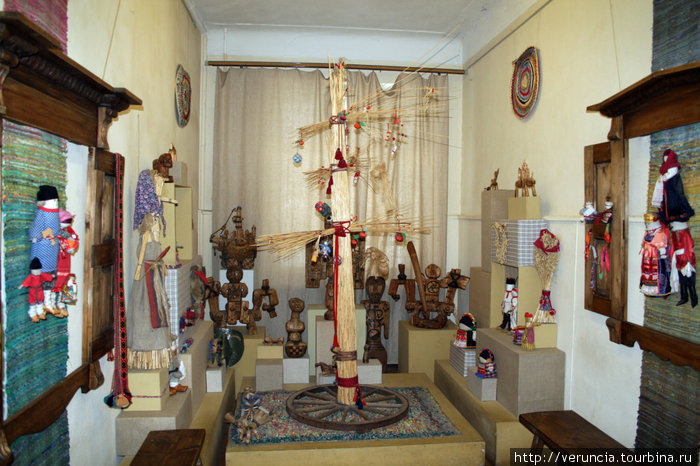 В  зале восточно-славянской традиционной куклы находятся экспонаты, выполненные по этнографическим образцам. Санкт-Петербург, Россия