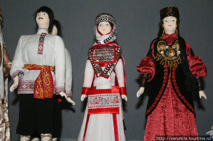 Одну из таких оригинальных кукол стоимостью от 290 до 500 рублей можно купить в сувенирном магазинчике. Санкт-Петербург, Россия