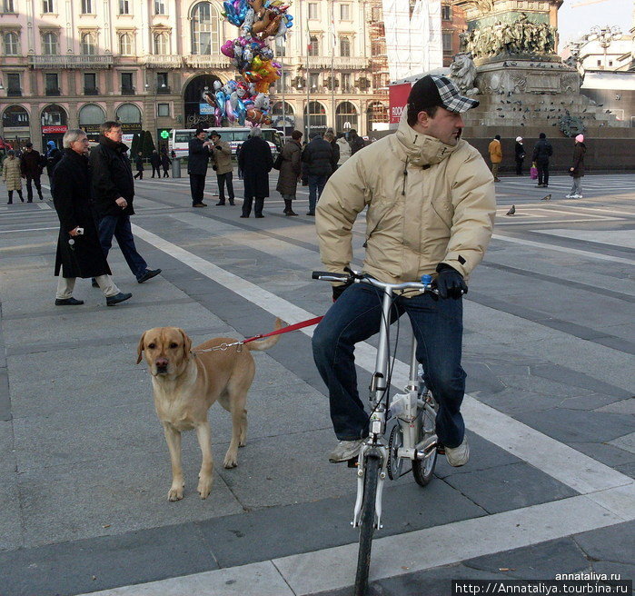 На площади перед Дуомо гуляют сотни граждан, а некоторые из них даже катались на велосипедах. Милан, Италия