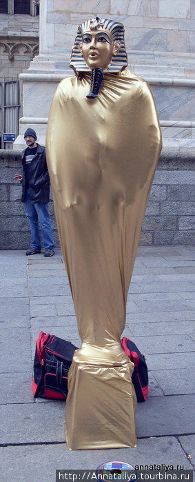 А кто-то пытается подзаработать, нарядившись в живую египетскую статую и прося за это денег. Милан, Италия