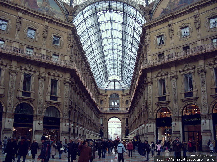 На их пересечении находится большая площадь, на которой можно гулять не хуже, чем на Дуомо. Милан, Италия