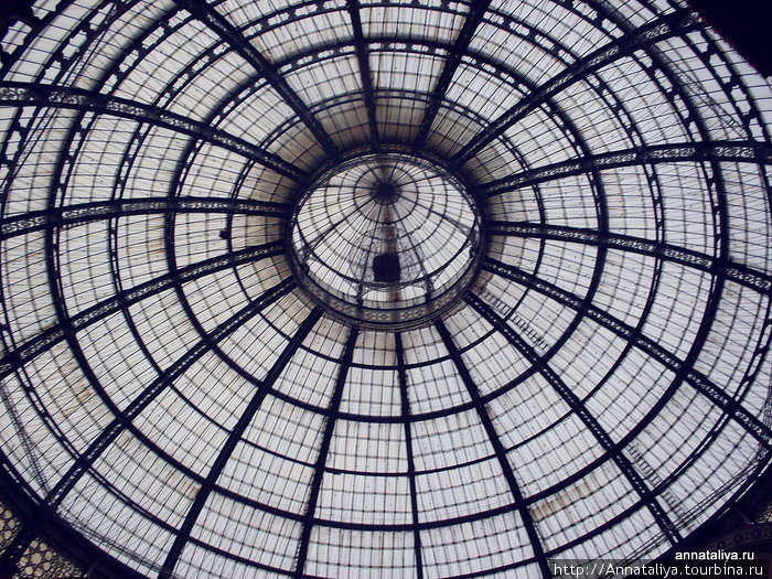 Возникает чувство, что вы попали не в замкнутое пространство, а наоборот вышли на улицу. Разгадка в том, что потолки галерей выполнены из железа и стекла, через которые проникает солнечный свет, а площадь венчает огромный стеклянный купол. Милан, Италия