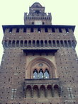В 16 веке в его самой главной и красивой башне — в Торре-ди-Бона — взорвался склад боеприпасов.